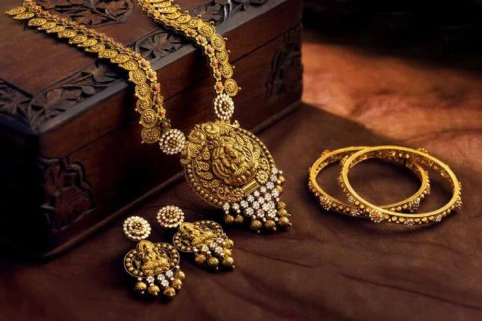 Unveiling Timeless Elegance: The Art of Vintage Jewelry - Fizzibyizzi